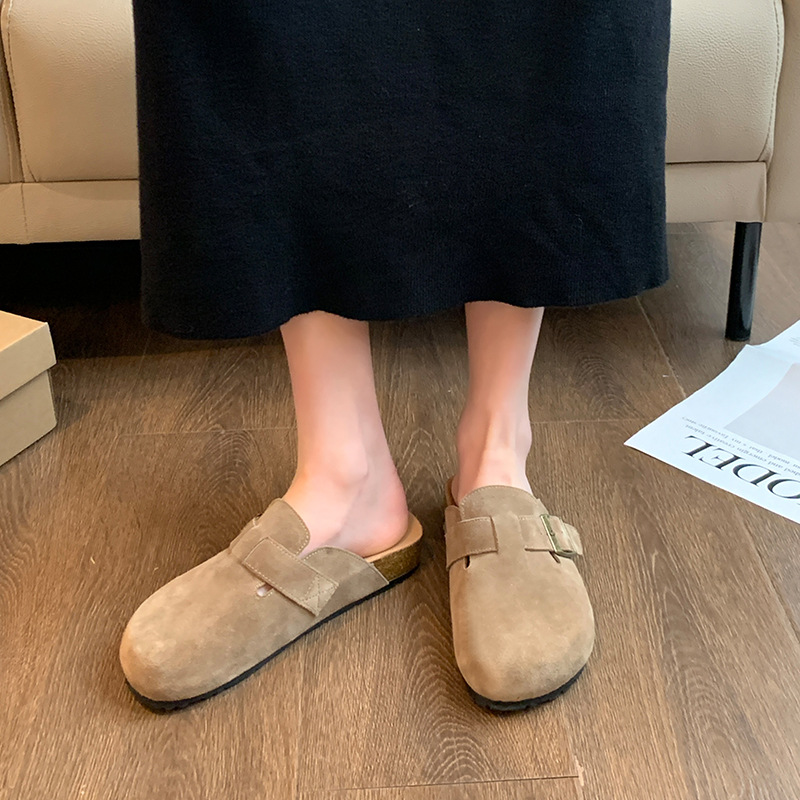 Thick-soled closed-toe flat Birkenstocks 39